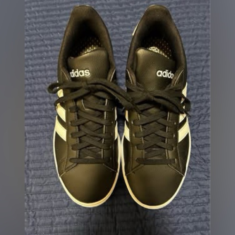 Classic Adidas women’s sneaker with Cloudfoam
sole